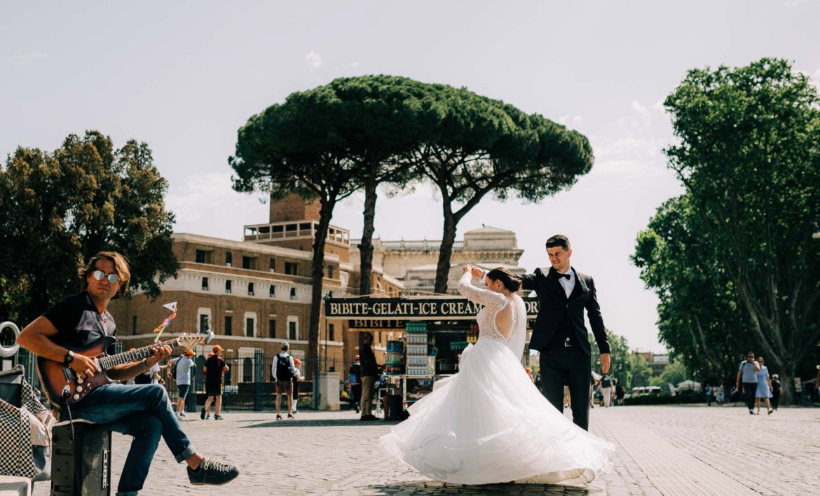 Sposi che danzano ai Fori Imperiali — matrimonio Roma fotografia reportage