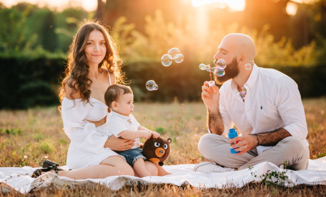 Famiglia con abbigliamento neutro coordinato — sessione al parco Villa Borghese Roma
