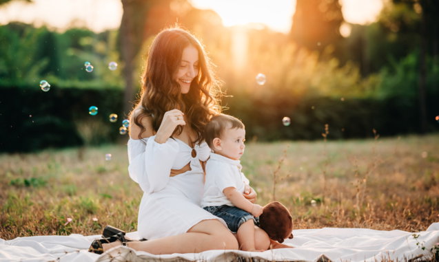 Famiglia in coordinato neutro — sessione fotografica parco Roma