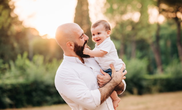 Famiglia senza distrazioni vestiarie — foto naturale al parco