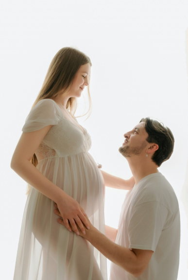 Sessione fotografica gravidanza coppia Roma — futuro papà e mamma in dolce attesa