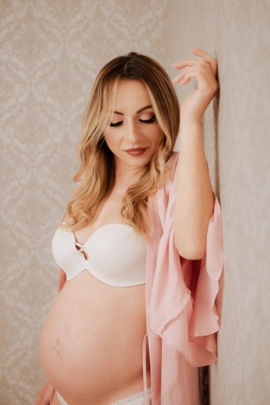 Sessione fotografica gravidanza in studio Roma — abito in pizzo, sfondo neutro