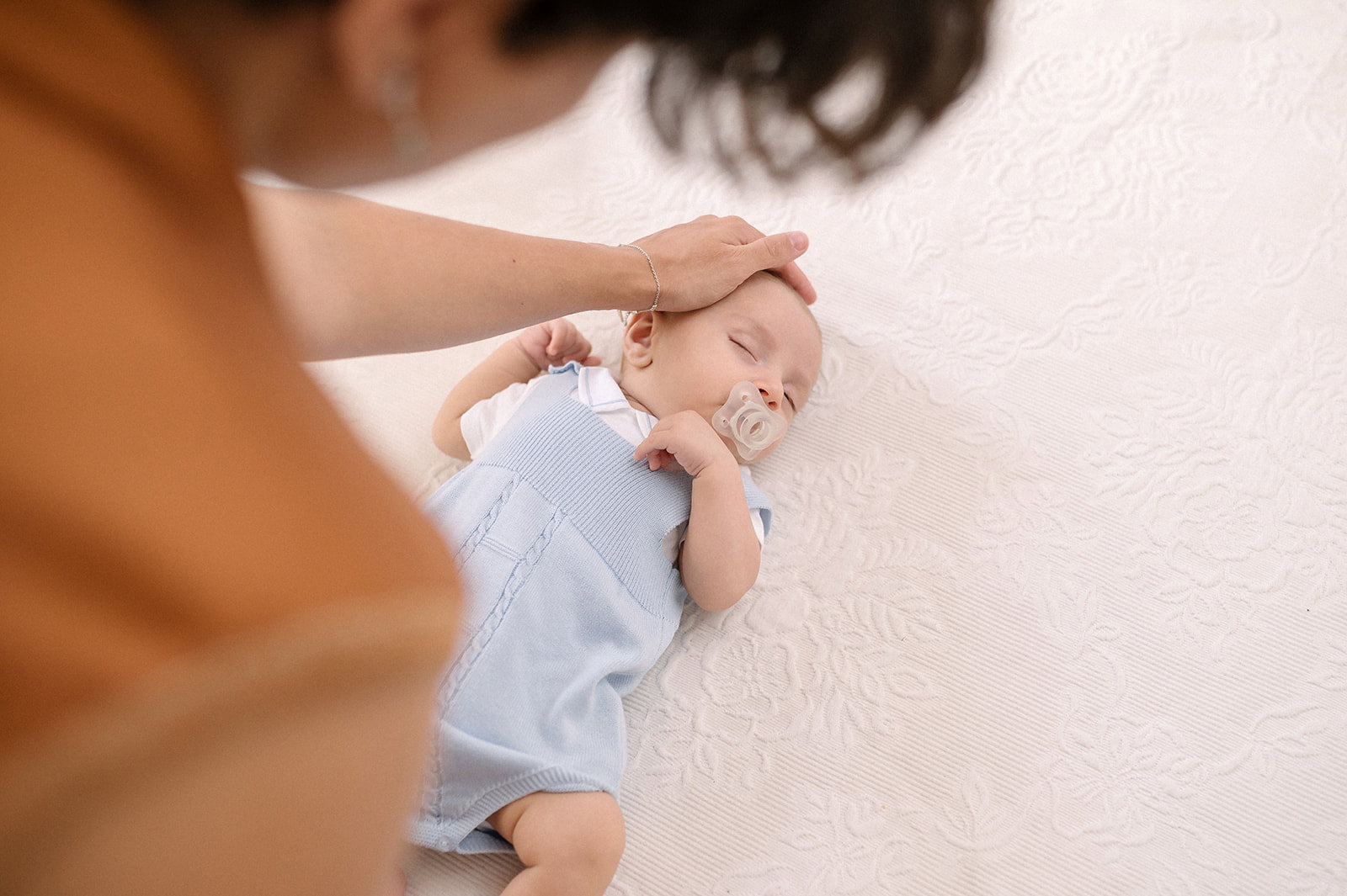Preparativi battesimo — mamma addormenta il bimbo, momento di tenerezza