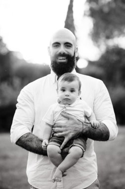 Foto famiglia spontanea Villa Borghese — bambini al parco Roma, scatto verticale