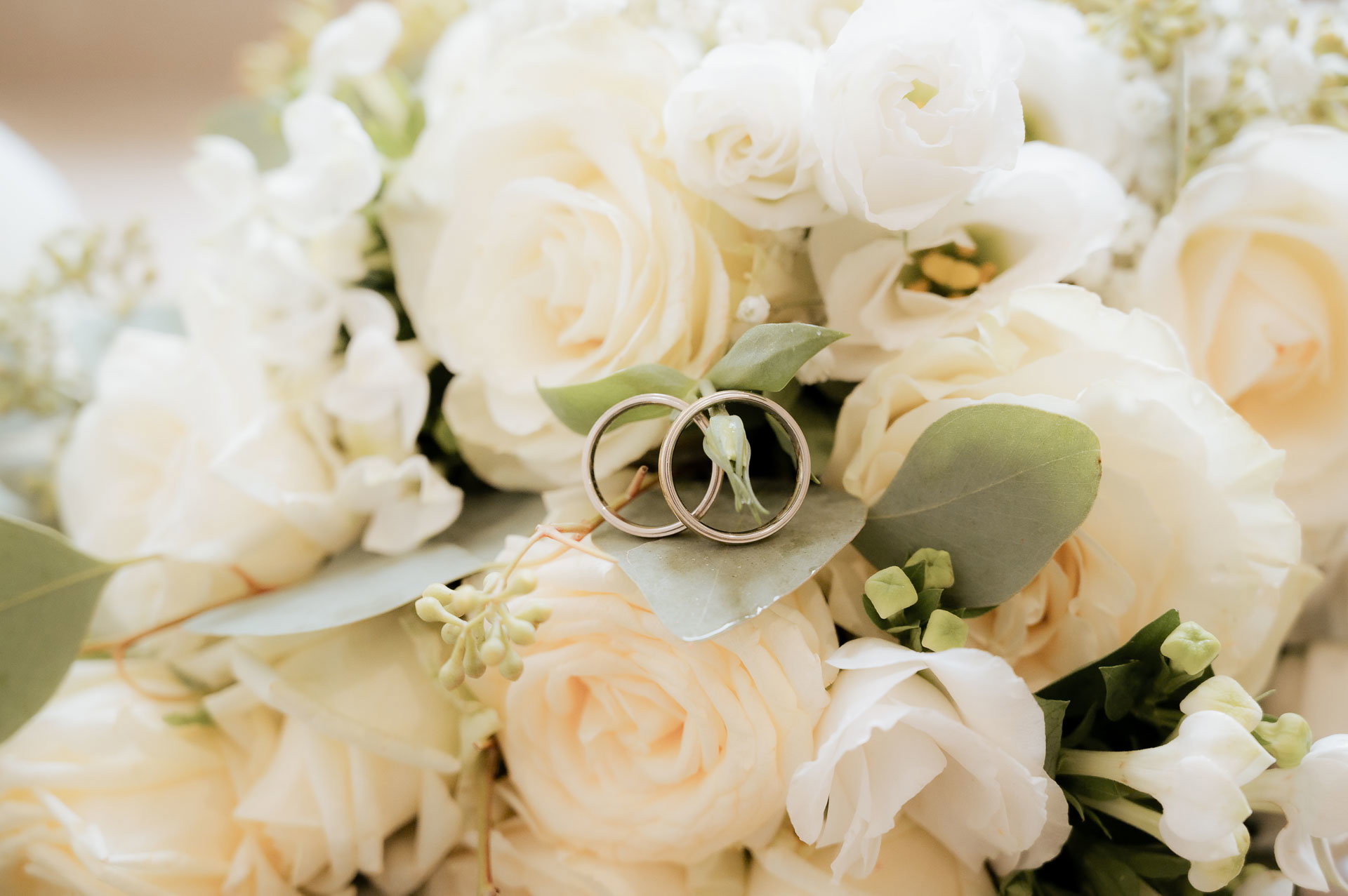 Fedi nuziali con bouquet di rose bianche — servizio fotografico matrimonio Roma di Scatti D'Emozione