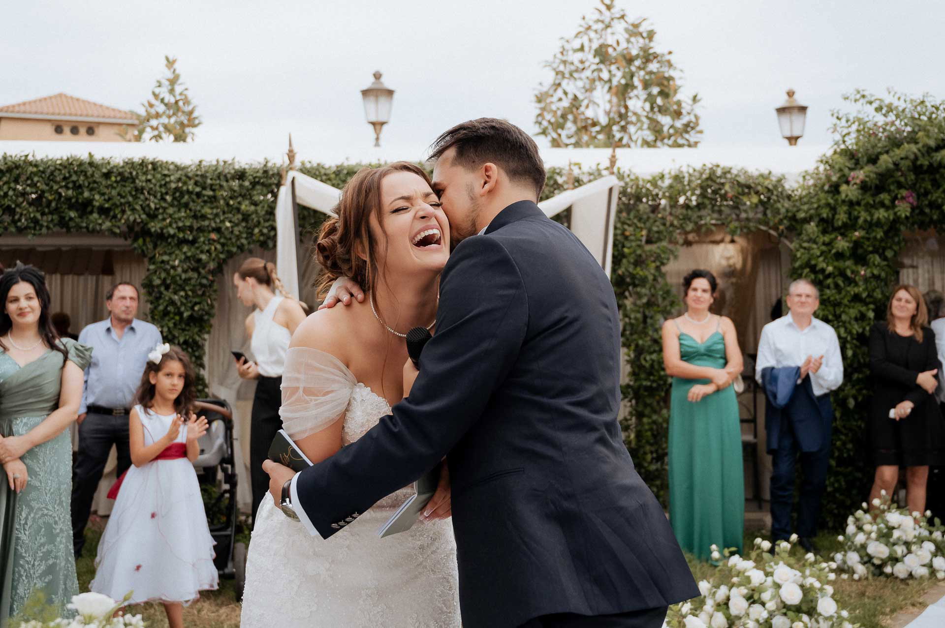 Momento spontaneo durante la cerimonia di matrimonio — reportage Scatti D'Emozione Roma