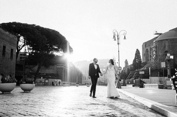 Sposi al Colosseo in bianco e nero — servizio fotografico matrimonio Roma