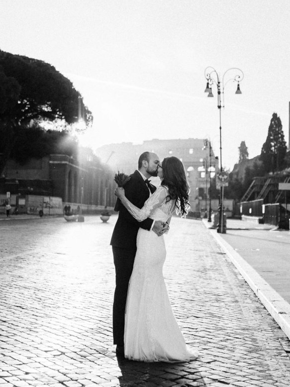 Sposa con velo al vento in giardino — matrimonio reportage bianco e nero