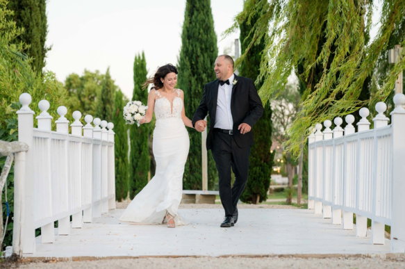Sposo solleva la sposa in giardino — momento spontaneo del matrimonio