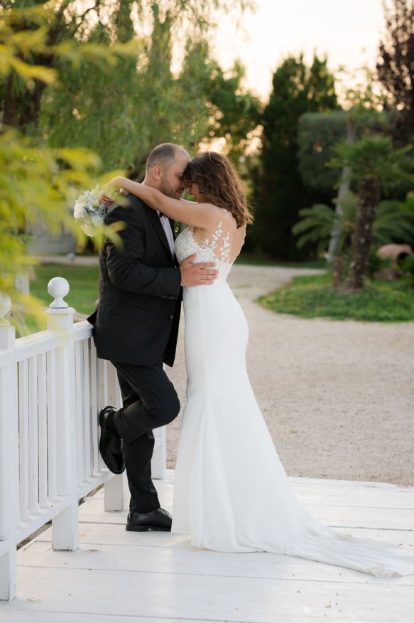 Sposi che si baciano al tramonto via dei Fori Imperiali — reportage matrimonio Roma