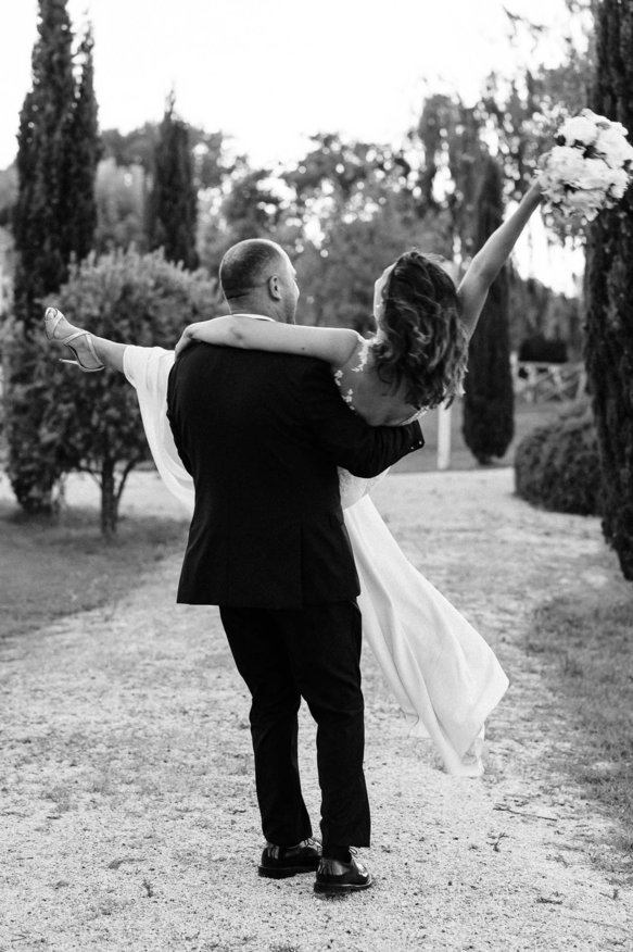 Sposi al tramonto via dei Fori Imperiali — matrimonio Roma in bianco e nero