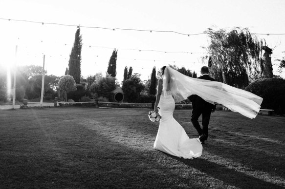 Sposa con velo al tramonto — fotografo matrimonio Roma di Scatti D'Emozione