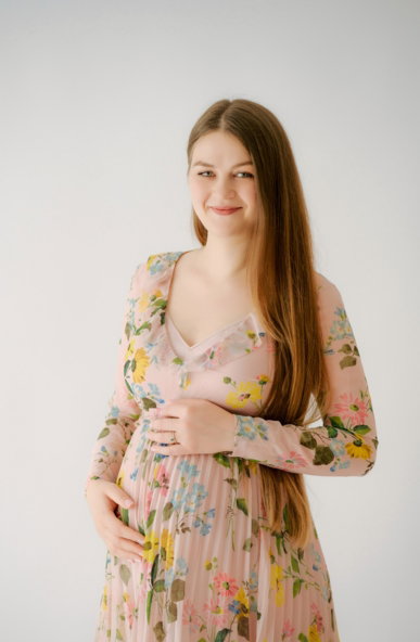 Mamma in dolce attesa con sorriso e pancione — foto premaman in studio Roma