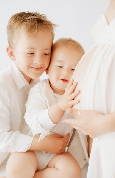 Mamma incinta con figli Roma — pancione studio bianco