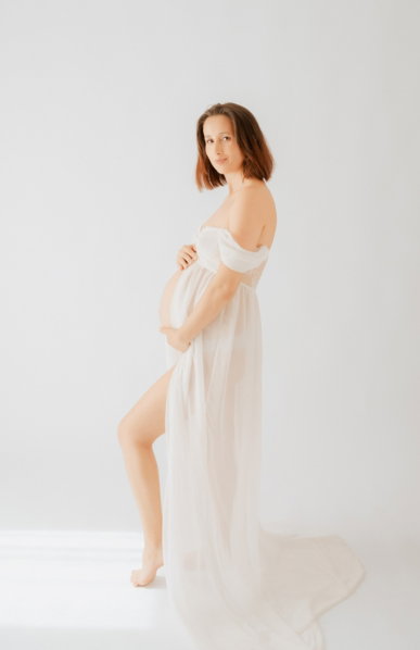 Foto premaman in studio bianco — mamma in dolce attesa Roma