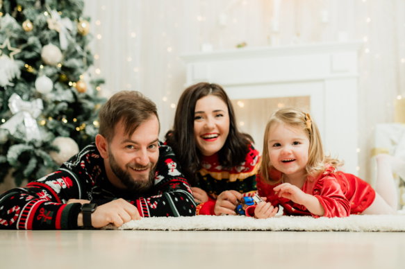 Bambini esplorano set natalizio — sessione fotografica Natale Roma