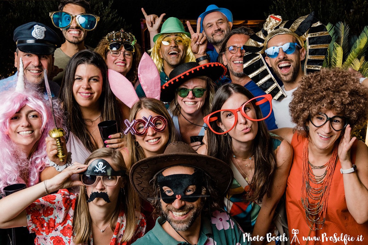 Cabina foto con accessori e props divertenti — set photo booth per matrimoni e feste a Roma