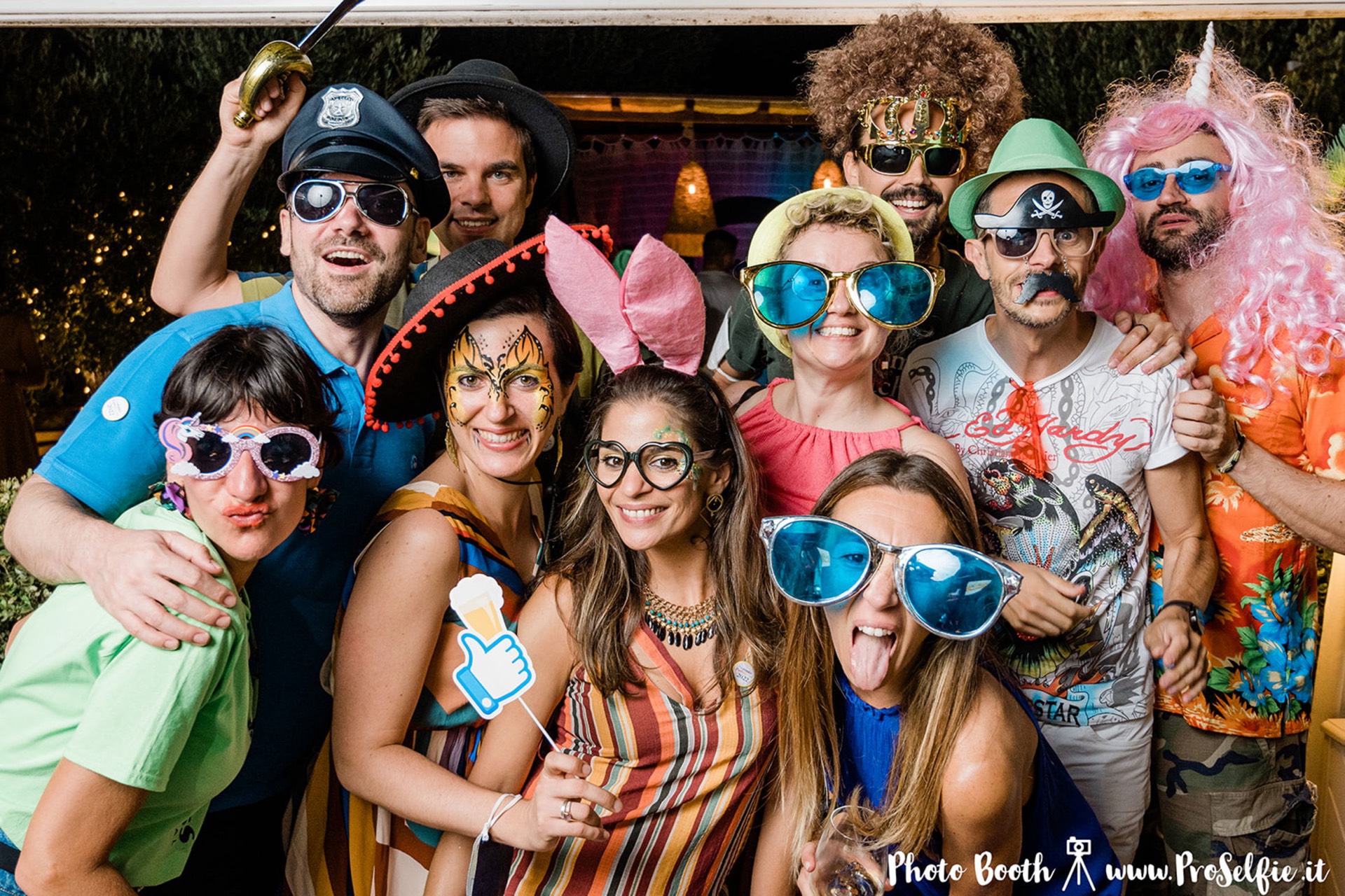 Ospiti che si divertono al photo booth · matrimonio Roma