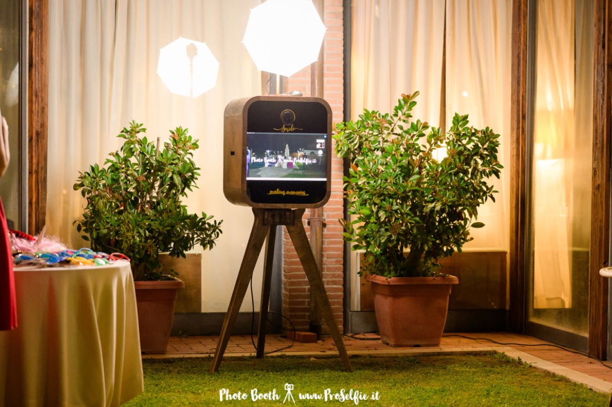 Divertimento al photo booth durante un evento a Roma