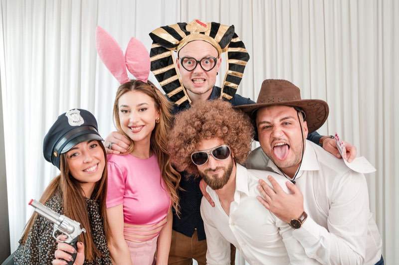 Ospiti travestiti da faraone e cowboy al photo booth